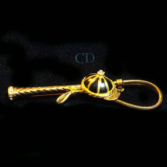 ** REDUCED 26% ** CHRISTIAN DIOR EQUESTRIAN CROP & CAP BROOCH - JOTDVB1 - Picture 1 of 8